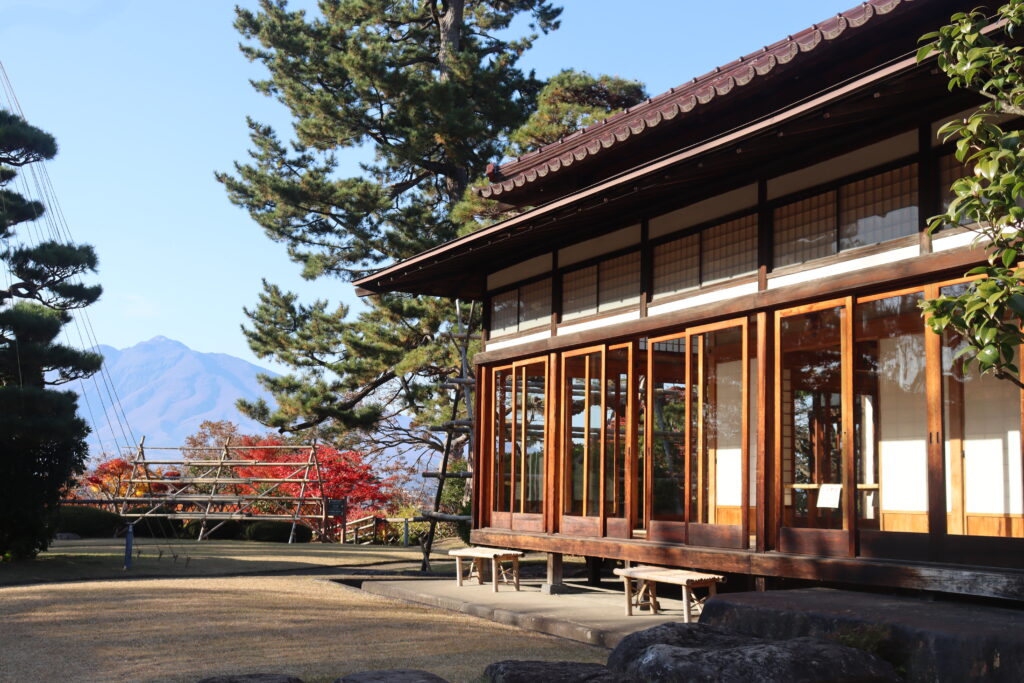 藤田記念庭園‐和館と岩木山