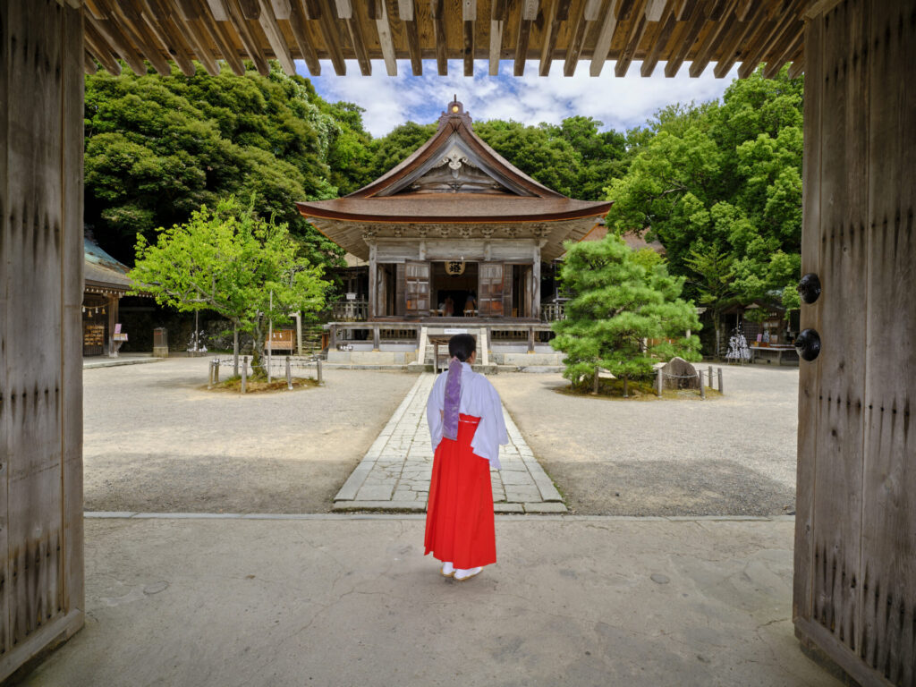 気多神社と巫女さん