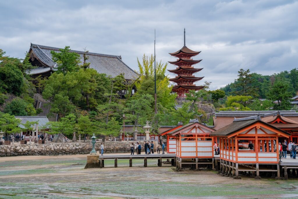 社殿と五重塔