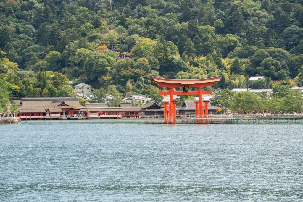 大鳥居と社殿